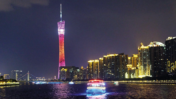 pearl river di malam hari dengan canton tower menjadi latar belakang