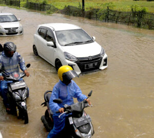 Kendaraan menerjang banjir