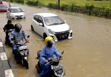 Kendaraan menerjang banjir