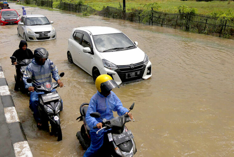 Kendaraan menerjang banjir